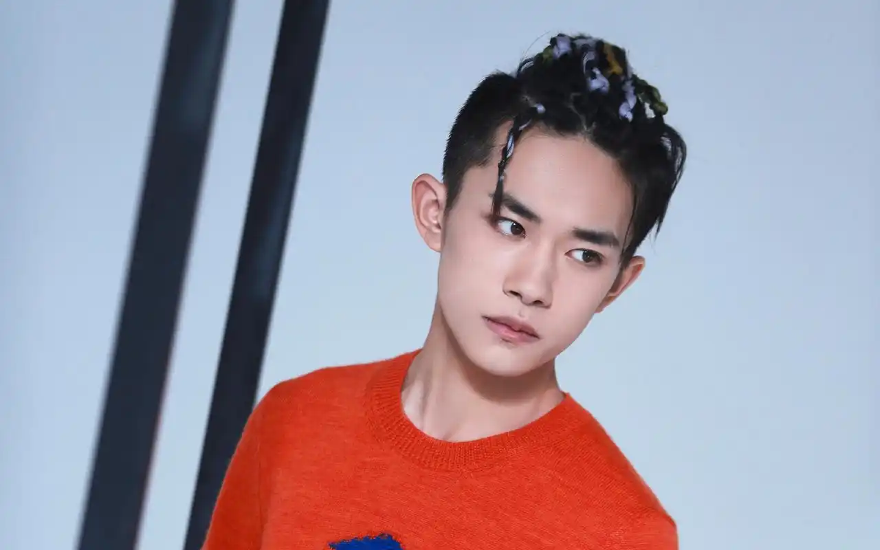 易烊千玺杂志照片高清电脑壁纸