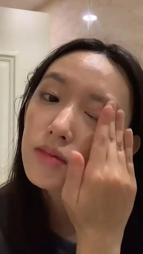 程潇浴室卸妆自拍看到素颜下的脸庞自信从何而来