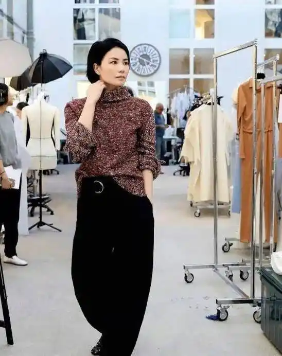 没美颜修图,并不觉得王菲高不可攀,54岁还很漂亮,但没了胶原蛋白衰老