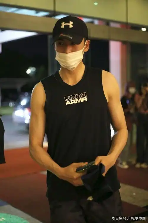 张云龙穿黑色字母背心忙秀肌肉 身材超好男人味十足