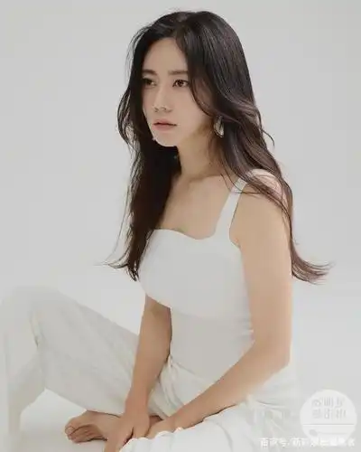 秋瓷炫杂志大片,红色纱裙轻盈飘逸,皮靴混搭公主裙,帅气十足