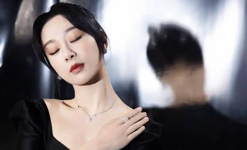 因此,这款礼服裙简约而不失高贵,将杨紫的身材完美展现.