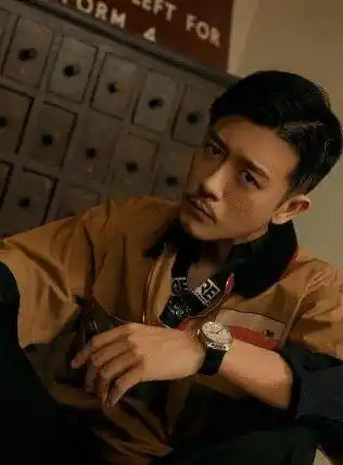 就是在他和李沁演的《守望的天空》,当时还叫林申,那时候的他略显青涩