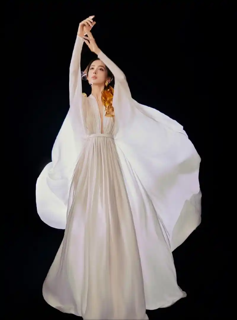 古力娜扎深v睡衣写真,这透明长裙充满了诱惑力,迷人至极!