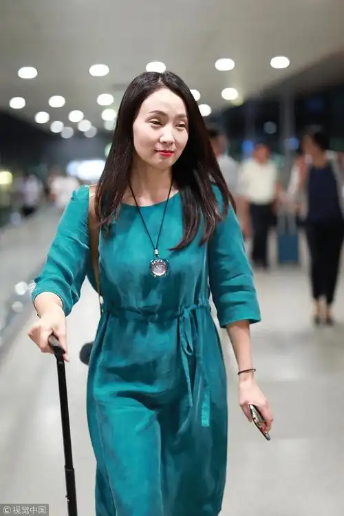 陶虹不惧素颜一路灿笑 亲切和善无星架