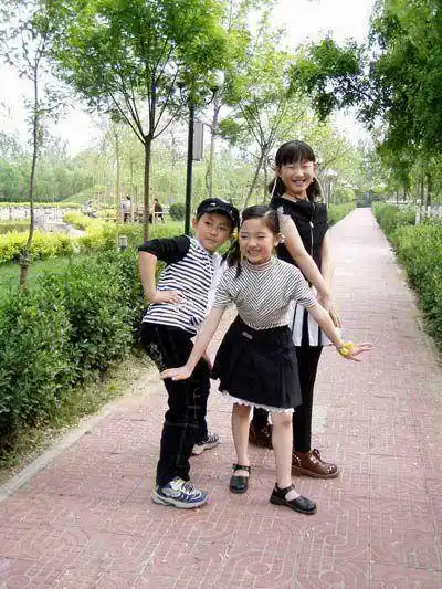 《快乐星球》是张惠民执导,李瑞,邢凯轩,孙格,张兆艺,赵克明主演的