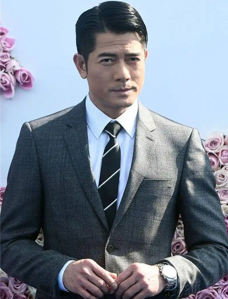 郭富城是个"减脂"男人:西装笔挺,发型不乱,不输57岁小鲜肉_中年_男士