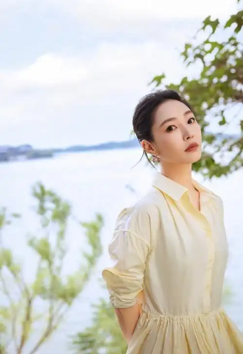 白百何深夜聚餐放飞自我,穿搭随意喝酒抽烟抠鼻孔,动作娴熟引争议