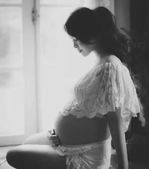 吃鲸| "新晋辣妈"林心如微博晒大肚照,众女星的孕期写真谁最美?