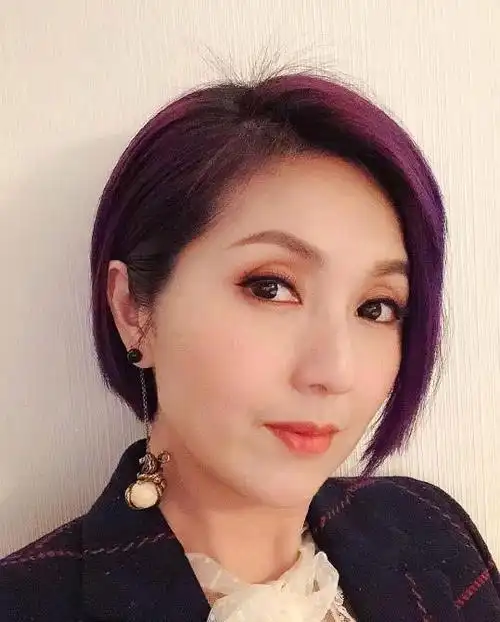 杨千嬅参加公益活动,皮肤松弛显老态,头发紫得发亮