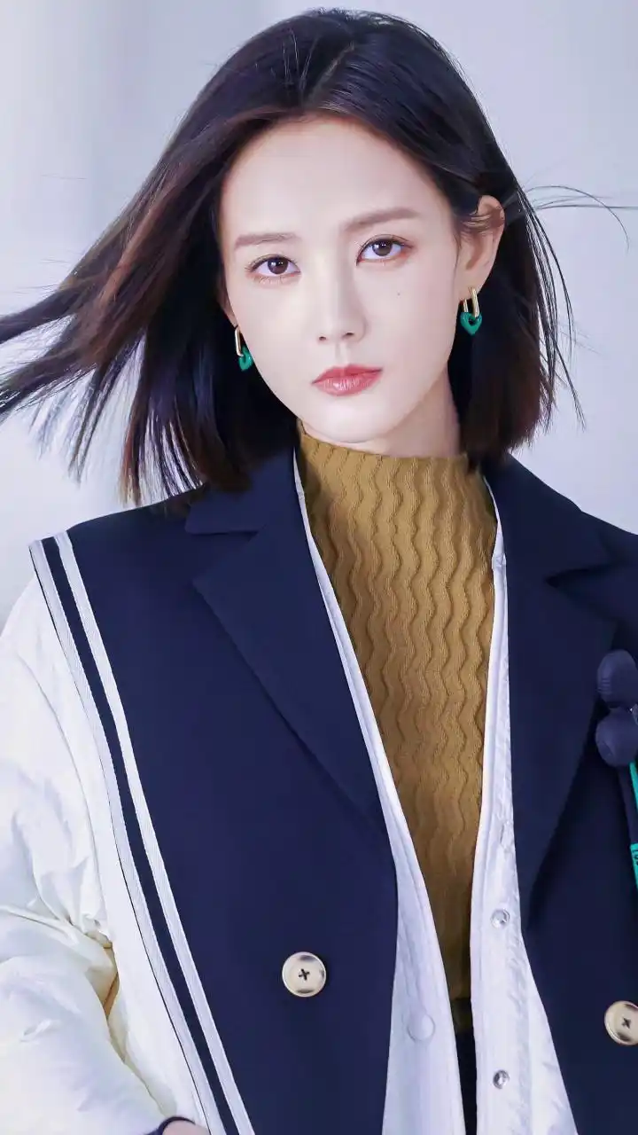 李一桐这套穿搭好清爽,配上短发很凌厉酷飒~#李一桐# #女明星日常穿搭