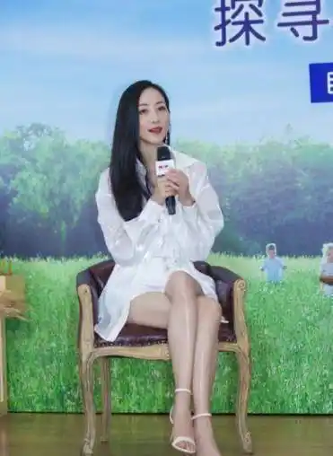 原创韩雪街头拍戏穿制服打领带派头十足路人镜头下竹竿腿优越