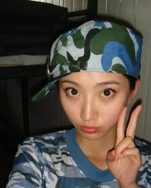 景甜大学军训旧照:竟然贴着假睫毛!