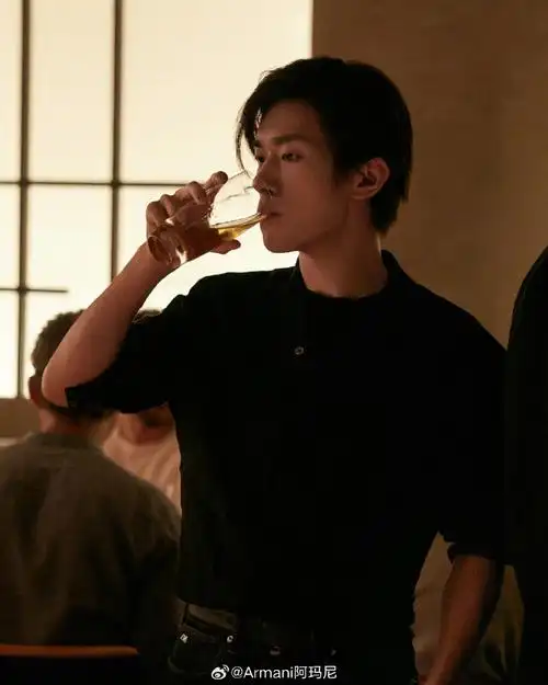 代言人@tfboys-易烊千玺身着emporio armani黑色衬衣配衬休闲牛仔裤