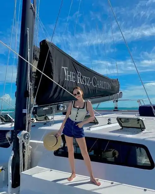 今年最火的泳装杨采钰穿了