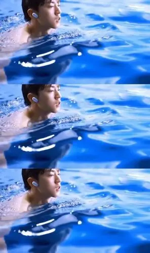 壁纸王俊凯游泳照