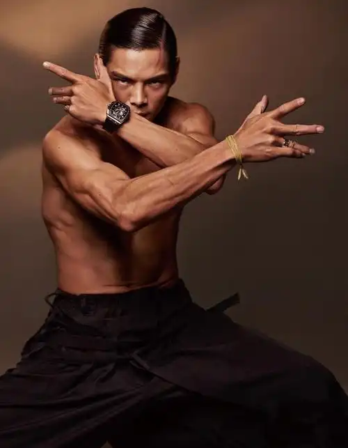 看看向佐小时候的照片后,就知道他配不配得上郭碧婷了!