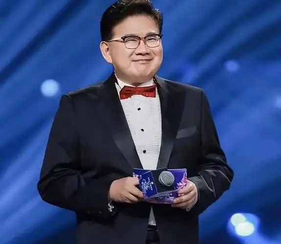 从上海第一主持人到沦落成全网笑柄曹可凡终于走到这一步