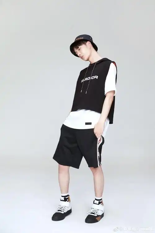 王一博:大短裤集合!夏日风身材,小腿是独属于少年的绝对领域!
