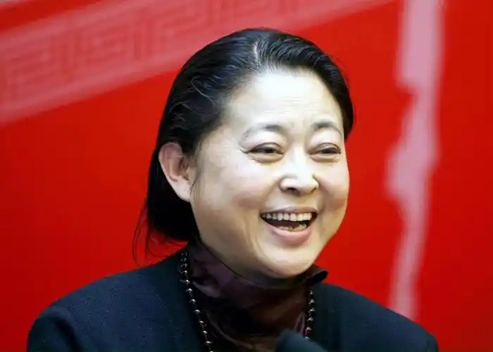 倪萍老了但气质依然在