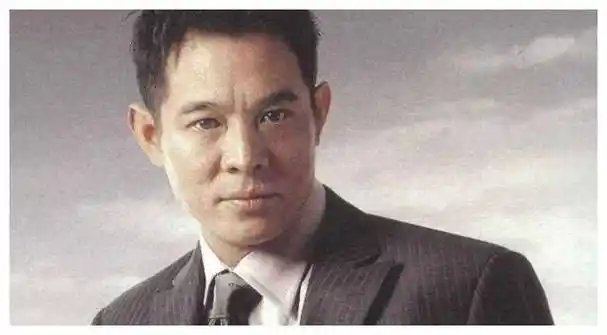 61岁李连杰近照曝光,就像个80岁老人,如今走路都要靠人搀扶_传奇_电影