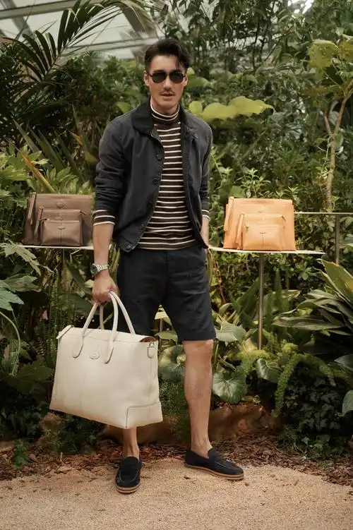 胡兵现身tods2024春夏静态展 极简雅绅搭配优雅洒脱 - 中国日报网