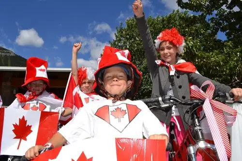 加拿大的每个角落不管你来自哪个国家,哪个民族,哪个种族所有人都要穿