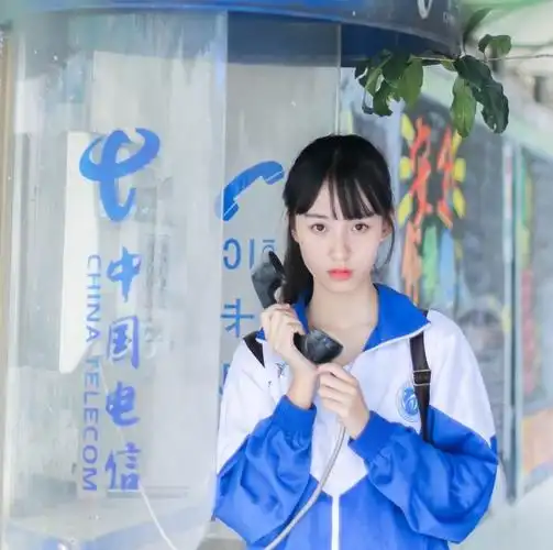 奶茶妹妹有了接班这个00后女生穿校服也能这么美