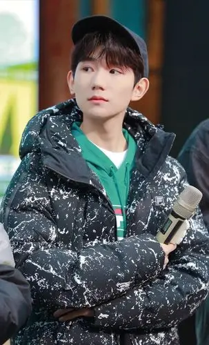 三小只工作时脱外套:王源里面穿着花衬衫,千玺和小凯太露!