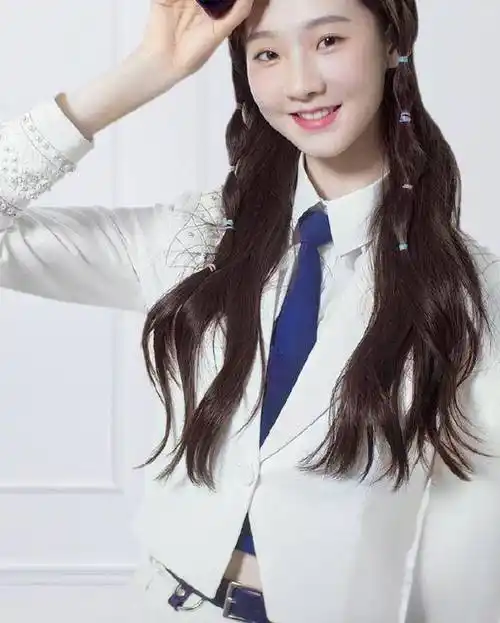 有种颜值叫张艺凡的证件照,素颜状态下,这才是女团选人标准颜值_化妆