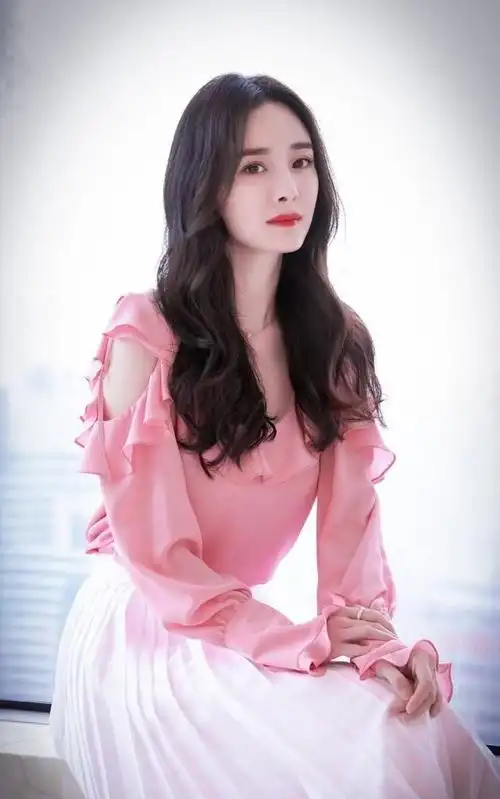 杨幂这一让,彻底暴露了"真实人品",难怪她会被嘉行"踢出局"