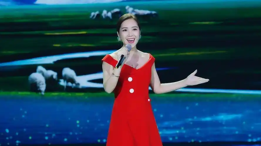 云朵清唱《爱是你我》惊艳全场,嘹亮高音超好听,不愧是刀郎徒弟