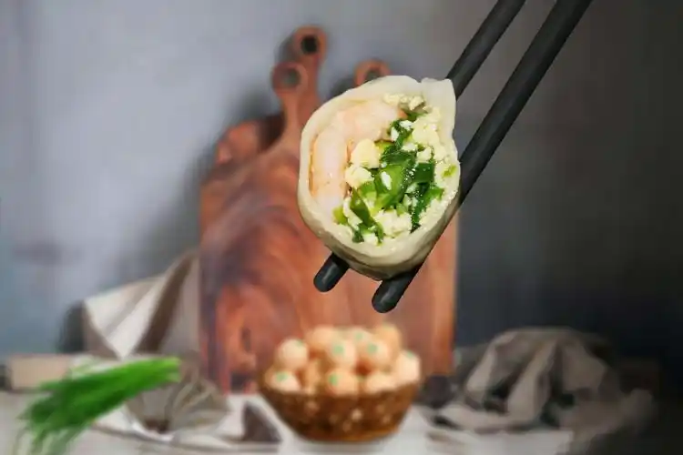 素三鲜水饺,选用优质饱满虾仁,配以韭菜与鸡蛋.