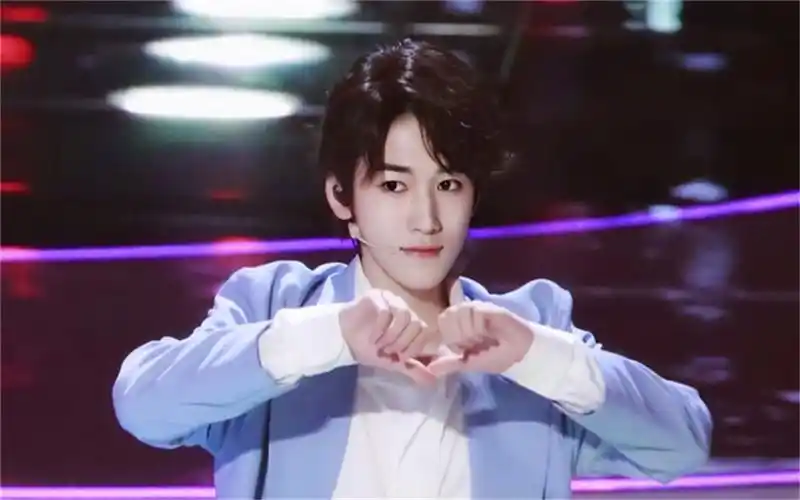 时代少年团宋亚轩9款露额头造型,古风装扮好惊艳!-娱乐视频-搜狐视频