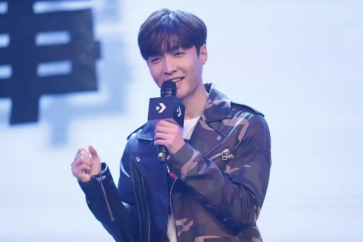 张艺兴回应说:"没想那么多,真是遇到需要而已." 大家咋看?