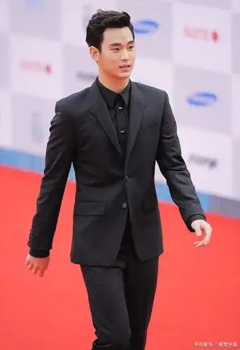 韩国流量小生金秀贤生日,走红毯秀身材