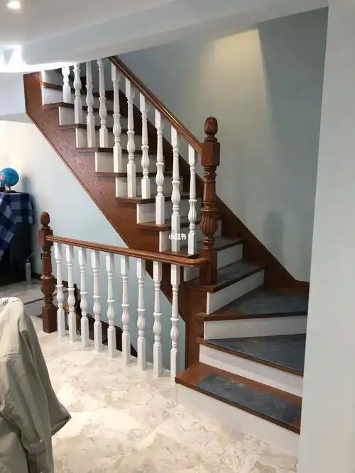 美国红橡木楼梯,全实木楼梯,网红灯带楼梯