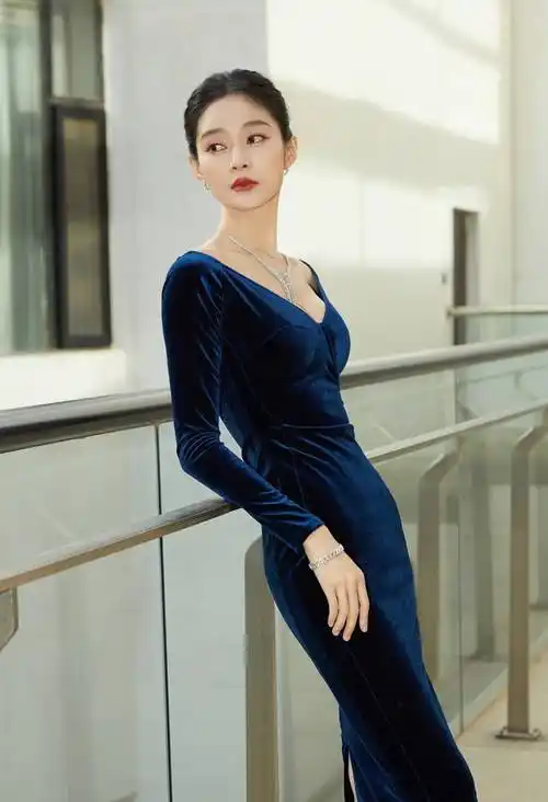 女星王媛可戴银钻颈链拍写真,腰围收窄凸显苗条身材,艳美绝俗_活动