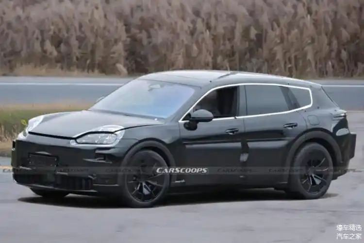 但新车身形明显比 卡宴 更长更宽,整体略显低趴,甚至呈现和 法拉利