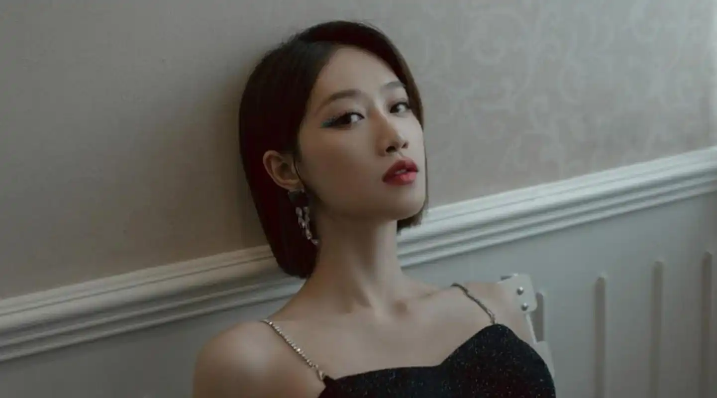 蓝盈莹性感气质长筒靴显大长腿图片