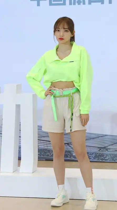 而且在生图镜头下,程潇的颜值身材状态也是相当能打,荧光绿色也是真