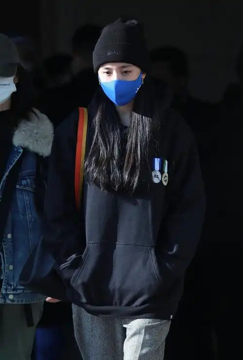 杨幂蓝色口罩卫衣潮酷机场照图片
