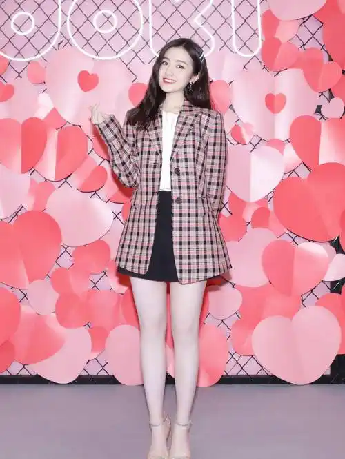 李兰迪瘦身后好会穿,格纹衬衫配热裤清凉时髦,"酒杯腿"真抢镜