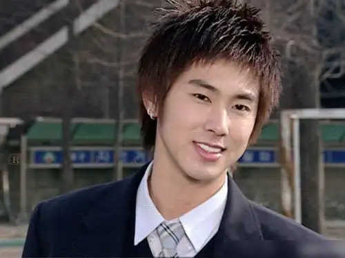 事实上,郑允浩出道至今已经有16年的时间了.