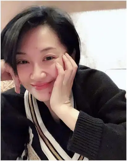 50岁的许晴素颜近照曝光,显的苍老,网友:这就是正常的样子