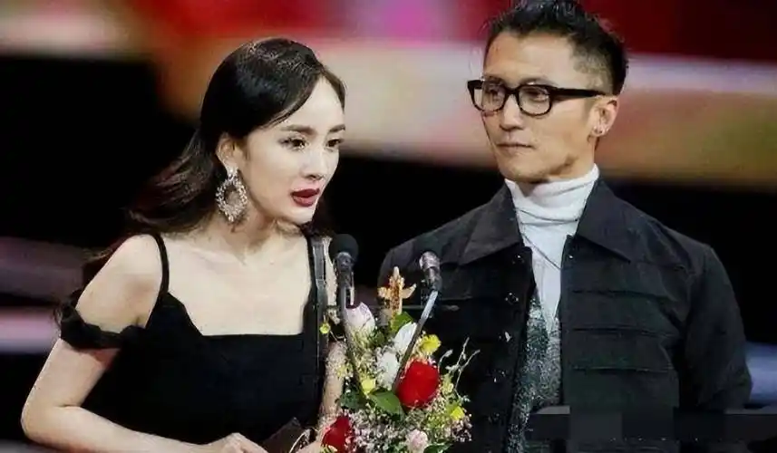 杨幂探班刚离婚的谢霆锋,工作人员起哄:你俩干脆凑合在一起_张柏芝