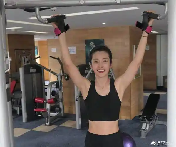 李冰冰晒健身照脸色红润穿小背心马甲线吸睛