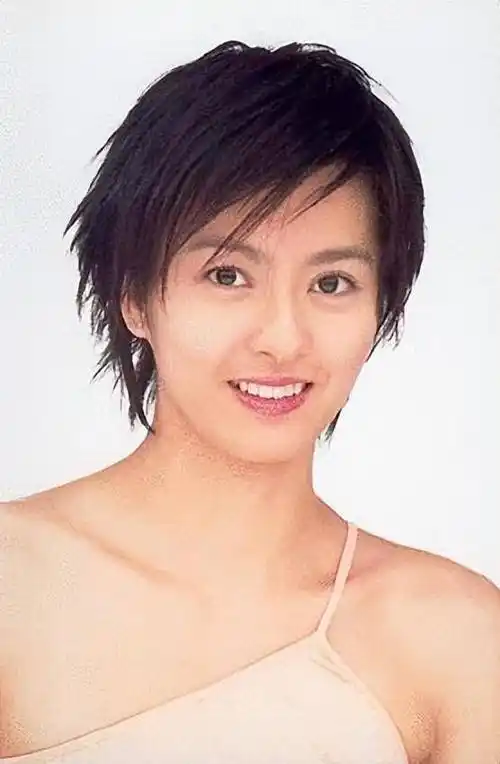 "玉女掌门"梁咏琪,19岁出道时即是巅峰,爱上郑伊健永不后悔