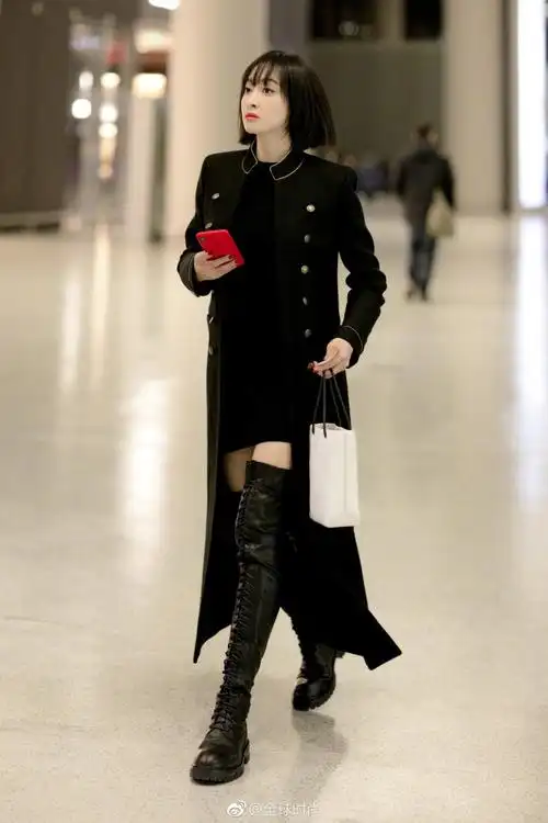 宋茜# 近日机场造型,身着saint laurent 2018秋冬长款大衣,换了空气