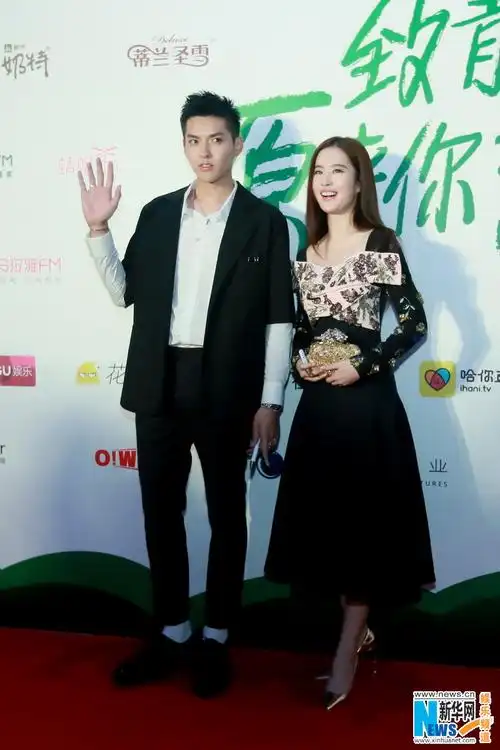 吴亦凡刘亦菲压轴亮相红毯 高颜值cp引粉丝尖叫